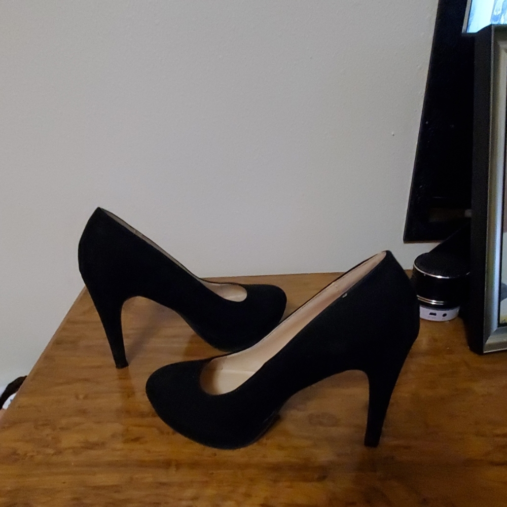 I am selling black  High heels for women.
